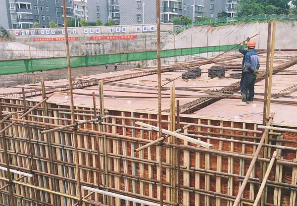 建筑模板裁板、锯边、钉钉、打孔时应注意的事项