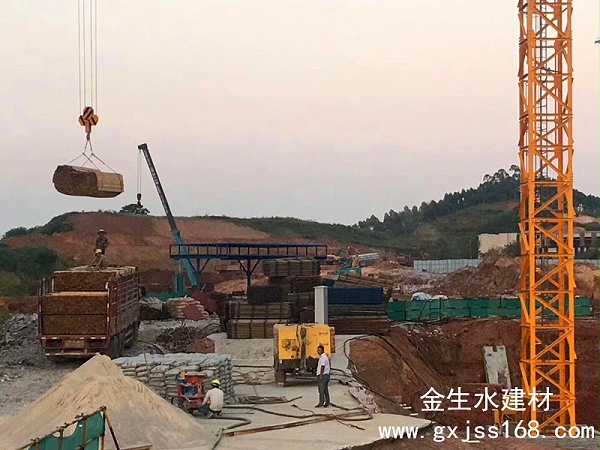 建筑木方工地卸货