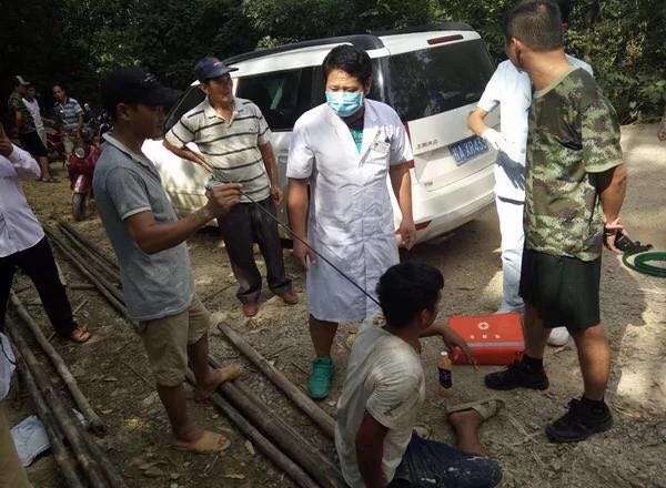 南宁建筑工地一工人作业时被钢筋插入头部。