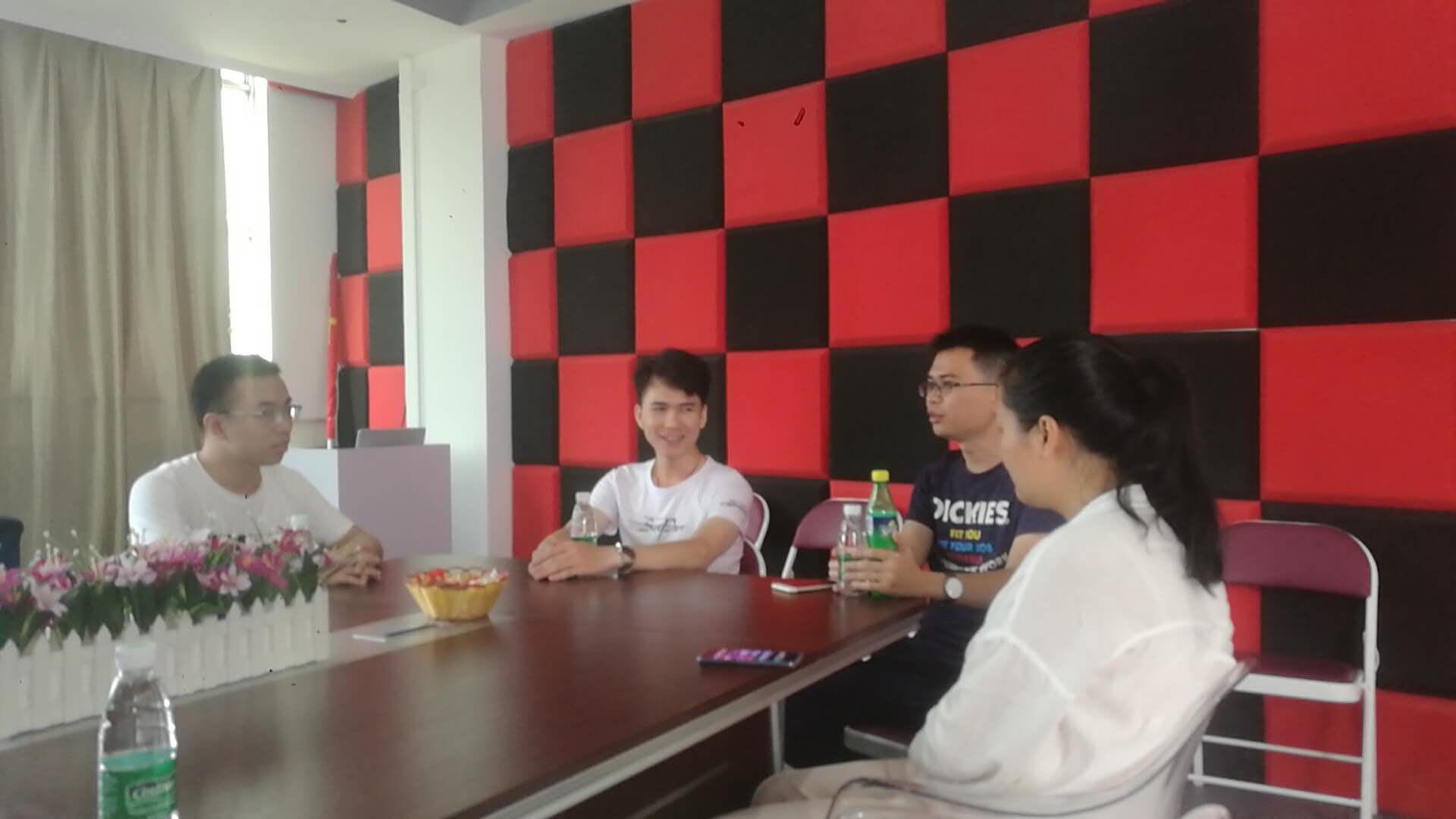 金生水陆总跟员工商讨公司问题。